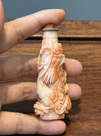 Zeven gevarieerde Chinese snuifflessen in edelsteen, bloedkoraal, glas en barnsteen, 19e eeuw