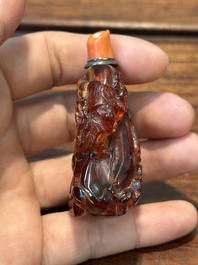 Zeven gevarieerde Chinese snuifflessen in edelsteen, bloedkoraal, glas en barnsteen, 19e eeuw