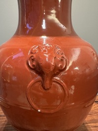 Vase de type 'hu' en porcelaine de Chine en rouge monochrome, marque de Qianlong, 19&egrave;me