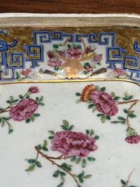 Een paar 'CSM' gemonogrammeerde Chinese famille rose dekselterrines, Jiaqing