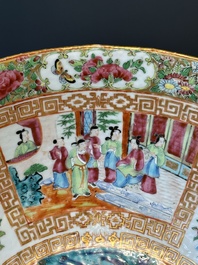 Een Chinese Canton famille rose kom en een flesvormige dekselvaas, 19e eeuw
