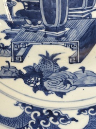 Een Chinese blauw-witte theepot met landschapsdecor en een schotel met kostbaarheden, 19e eeuw