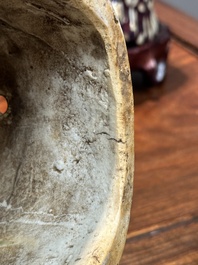 Paire de mod&egrave;les de paons en porcelaine de Chine &agrave; &eacute;mail flamb&eacute; sur socles en bois, 19&egrave;me