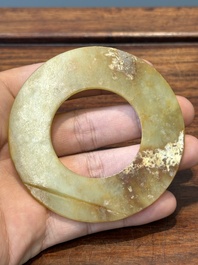 Een Chinese celadon en roodbruine jade 'bi' schijf, wellicht Han