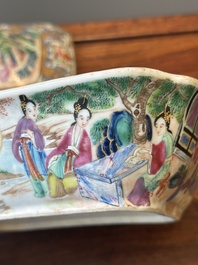 Een paar 'CSM' gemonogrammeerde Chinese famille rose dekselterrines, Jiaqing