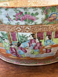 Een Chinese Canton famille rose kom en een flesvormige dekselvaas, 19e eeuw