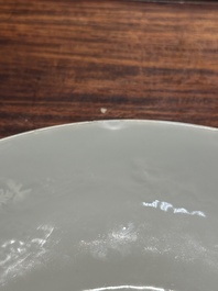Assiette en porcelaine de Chine en blanc monochrome &agrave; d&eacute;cor de dragon incis&eacute;, 18&egrave;me