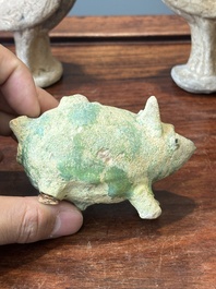 Vijf gevarieerde Chinese aardewerken dieren, Han