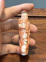 Zeven gevarieerde Chinese snuifflessen in edelsteen, bloedkoraal, glas en barnsteen, 19e eeuw