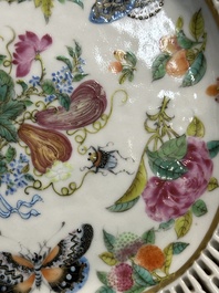 Drie ovale opengewerkte Chinese Canton famille rose schotels met bloemen, vlinders en waterdieren, 19e eeuw