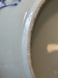 Een Chinese blauw-witte theepot met landschapsdecor en een schotel met kostbaarheden, 19e eeuw