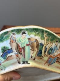 Een paar 'CSM' gemonogrammeerde Chinese famille rose dekselterrines, Jiaqing