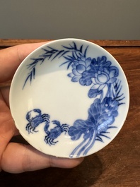 Een Chinese blauw-witte 'Bleu de Hue' schotel voor de Vietnamese markt, nội phủ thị nam 內府侍南 merk, 18e eeuw