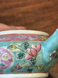Een Chinese famille rose theepot voor de Straits of Peranakan markt, 19e eeuw
