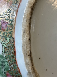 Een Chinese Canton famille rose kom en een flesvormige dekselvaas, 19e eeuw