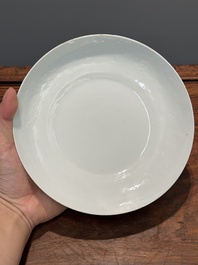 Assiette en porcelaine de Chine en blanc monochrome &agrave; d&eacute;cor de dragon incis&eacute;, 18&egrave;me