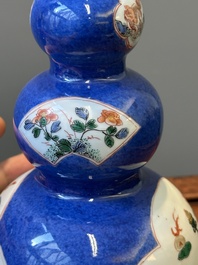 Paire de vases de forme triple gourde en porcelaine de Chine famille verte &agrave; fond bleu poudr&eacute; &agrave; d&eacute;cor d'antiquit&eacute;s, Kangxi
