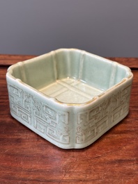 Een vierkante Chinese monochrome celadon geglazuurde kom met verguld drakendecor, Daoguang merk en periode