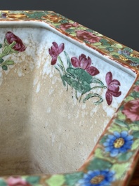 Een zeer fijne zeshoekige Chinese Canton famille rose jardini&egrave;re, 19e eeuw