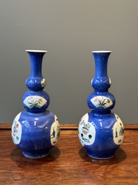 Paire de vases de forme triple gourde en porcelaine de Chine famille verte &agrave; fond bleu poudr&eacute; &agrave; d&eacute;cor d'antiquit&eacute;s, Kangxi