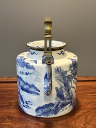 Een Chinese blauw-witte theepot met landschapsdecor en een schotel met kostbaarheden, 19e eeuw