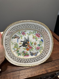 Drie ovale opengewerkte Chinese Canton famille rose schotels met bloemen, vlinders en waterdieren, 19e eeuw