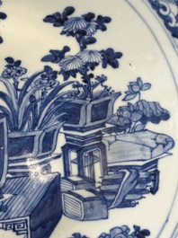 Een Chinese blauw-witte theepot met landschapsdecor en een schotel met kostbaarheden, 19e eeuw