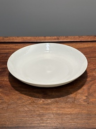 Assiette en porcelaine de Chine en blanc monochrome &agrave; d&eacute;cor de dragon incis&eacute;, 18&egrave;me