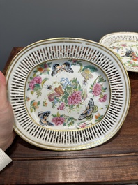 Drie ovale opengewerkte Chinese Canton famille rose schotels met bloemen, vlinders en waterdieren, 19e eeuw