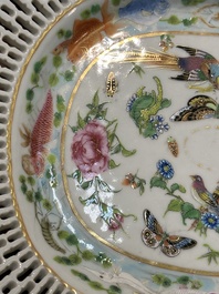 Drie ovale opengewerkte Chinese Canton famille rose schotels met bloemen, vlinders en waterdieren, 19e eeuw