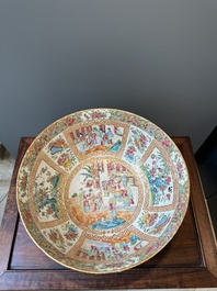 Een Chinese Canton famille rose kom en een flesvormige dekselvaas, 19e eeuw