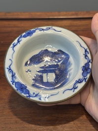 Een Chinese blauw-witte theepot met landschapsdecor en een schotel met kostbaarheden, 19e eeuw