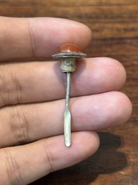 Zeven gevarieerde Chinese snuifflessen in edelsteen, bloedkoraal, glas en barnsteen, 19e eeuw