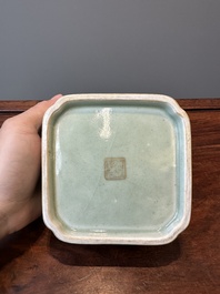 Een vierkante Chinese monochrome celadon geglazuurde kom met verguld drakendecor, Daoguang merk en periode