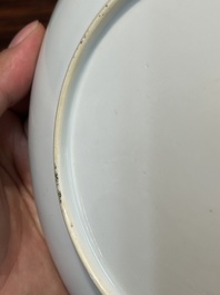 Assiette en porcelaine de Chine en blanc monochrome &agrave; d&eacute;cor de dragon incis&eacute;, 18&egrave;me