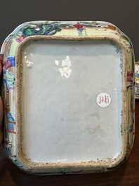 Een paar 'CSM' gemonogrammeerde Chinese famille rose dekselterrines, Jiaqing