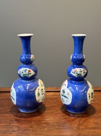 Paire de vases de forme triple gourde en porcelaine de Chine famille verte &agrave; fond bleu poudr&eacute; &agrave; d&eacute;cor d'antiquit&eacute;s, Kangxi