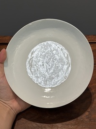 Assiette en porcelaine de Chine en blanc monochrome &agrave; d&eacute;cor de dragon incis&eacute;, 18&egrave;me