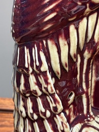 Paire de mod&egrave;les de paons en porcelaine de Chine &agrave; &eacute;mail flamb&eacute; sur socles en bois, 19&egrave;me