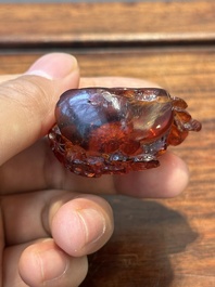 Zeven gevarieerde Chinese snuifflessen in edelsteen, bloedkoraal, glas en barnsteen, 19e eeuw