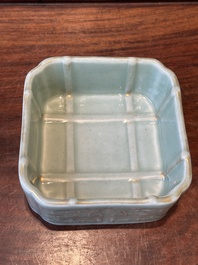 Een vierkante Chinese monochrome celadon geglazuurde kom met verguld drakendecor, Daoguang merk en periode