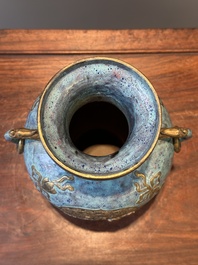 Vase de forme 'hu' en porcelaine de Chine aux &eacute;maux imitant le bronze et 'robin's egg', marque de Qianlong, 19&egrave;me