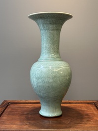 Vase de forme balustre en porcelaine de Chine c&eacute;ladon de Longquan &agrave; d&eacute;cor incis&eacute;, Ming