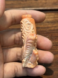 Zeven gevarieerde Chinese snuifflessen in edelsteen, bloedkoraal, glas en barnsteen, 19e eeuw