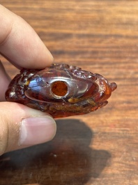 Zeven gevarieerde Chinese snuifflessen in edelsteen, bloedkoraal, glas en barnsteen, 19e eeuw