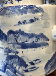 Een Chinese blauw-witte theepot met landschapsdecor en een schotel met kostbaarheden, 19e eeuw