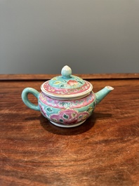Een Chinese famille rose theepot voor de Straits of Peranakan markt, 19e eeuw