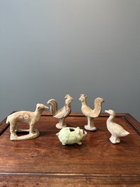 Vijf gevarieerde Chinese aardewerken dieren, Han
