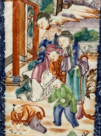 Een Chinese ruitvormige Canton famille rose vaas met mandarijns decor, Qianlong