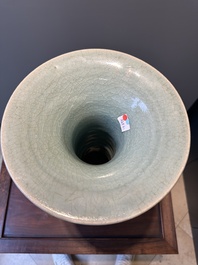 Vase de forme balustre en porcelaine de Chine c&eacute;ladon de Longquan &agrave; d&eacute;cor incis&eacute;, Ming